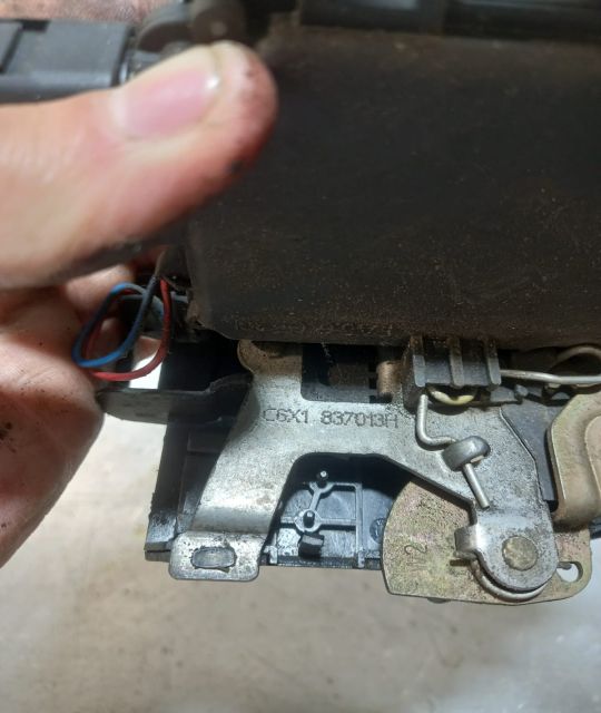 Broasca usa fata stanga C6X1 837013H Volkswagen VW Passat B5.5 (facel