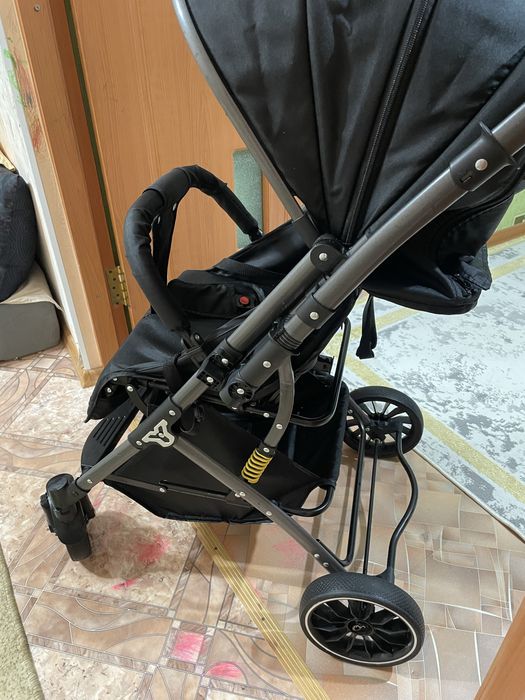 Продаю коляску и стульчик для кормления.