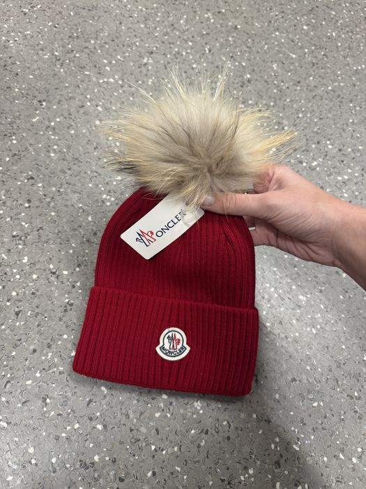 Caciuli Moncler cu mot din blana naturala