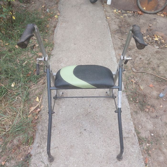 Vand carucior pt batrani