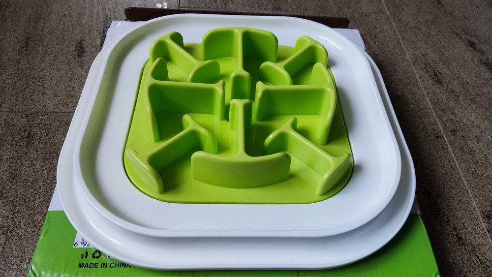 Пластмасова купичка/хранилка за бавно хранене на кучета