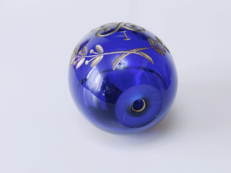 Ou din sticla albastru cobalt, sculptat manual