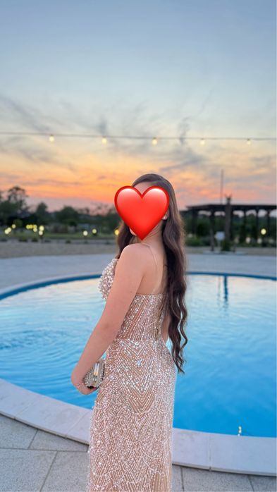 Vând rochie elegantă de seară, model sirenă