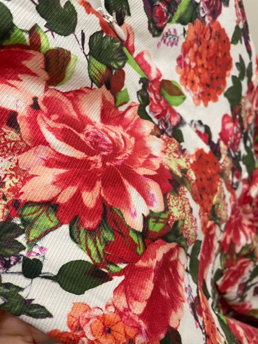 Rochie înflorată cu buzunare midi