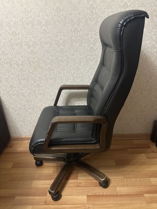 Продам кожаное офисное кресло