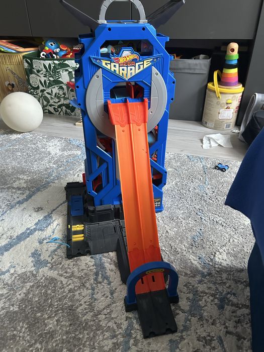 Garaj Hot Wheels Cu Pista De Lansare