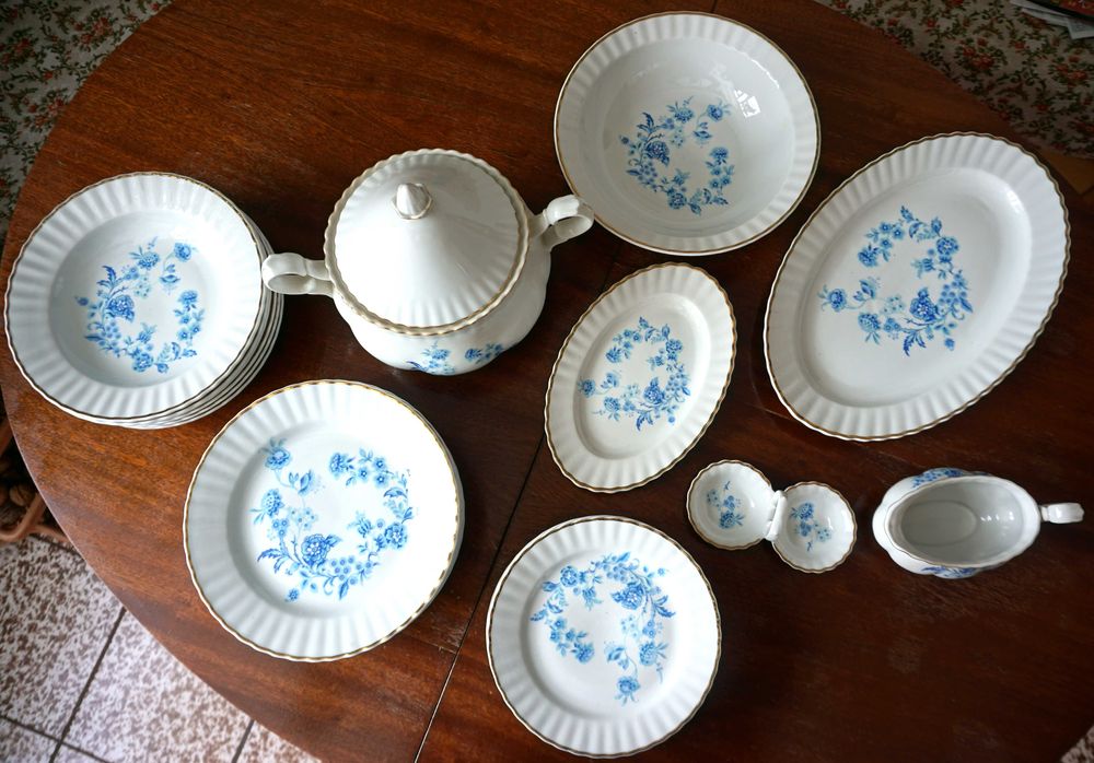 Сервиз за хранене-порцелан със златен кант, български-26 части