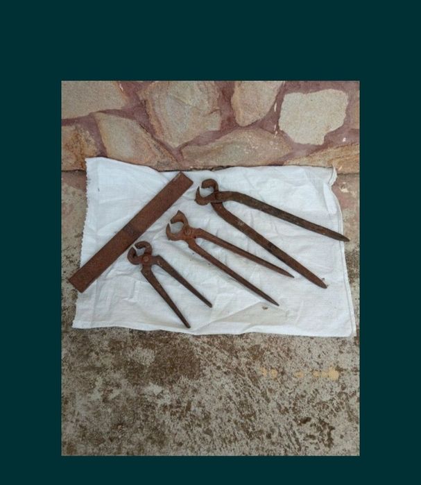 Стари инструменти - чукуве, клещи, пили,скоби, секачи, мрамор...