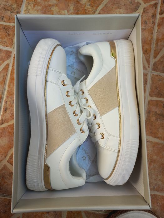 Бели дамски кецове