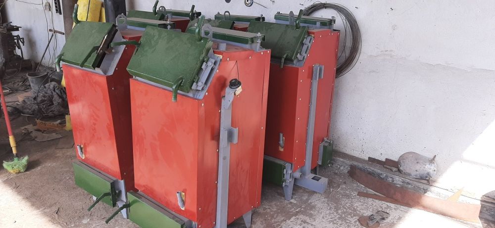 Катёл кўмирда ўтинда ишлайди.