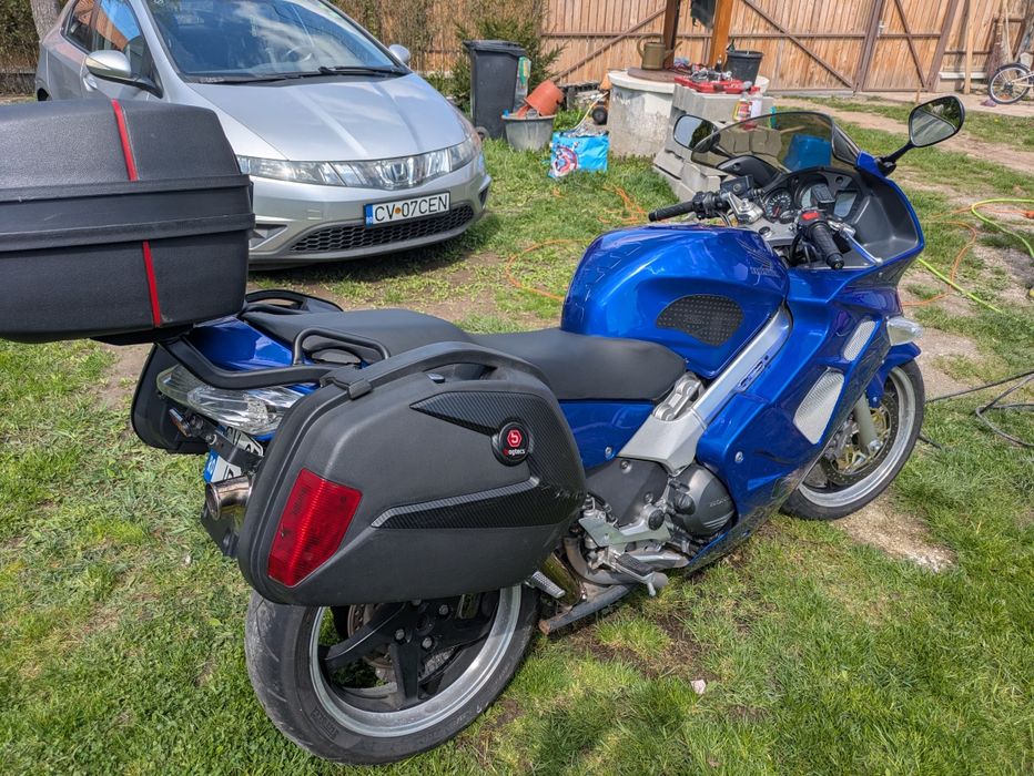 Honda vfr 800 pe injecție cu cutii și alte accesorii