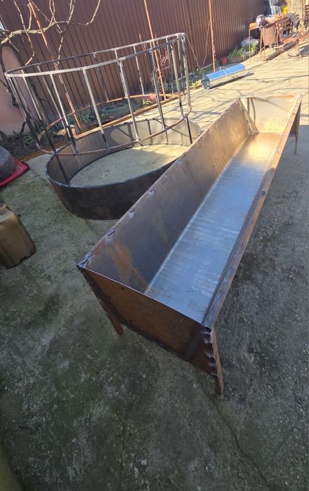 Iesle(scari) ,valau apa ,hrănitor (buncare)