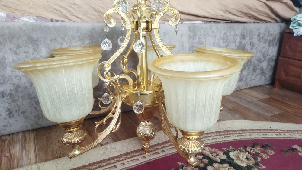 Продам люстру в отличном состоянии