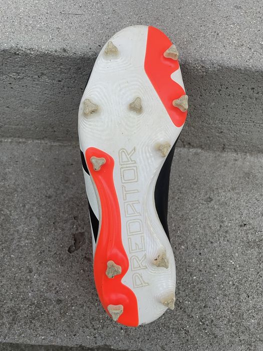 Бутонки adidas.