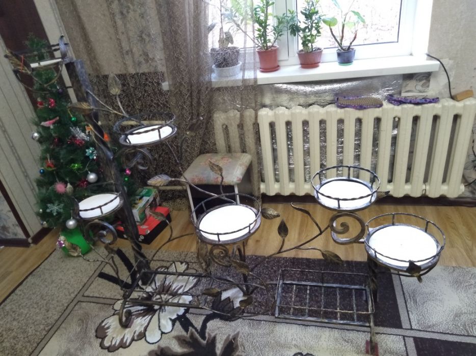 Кованная цветочница.