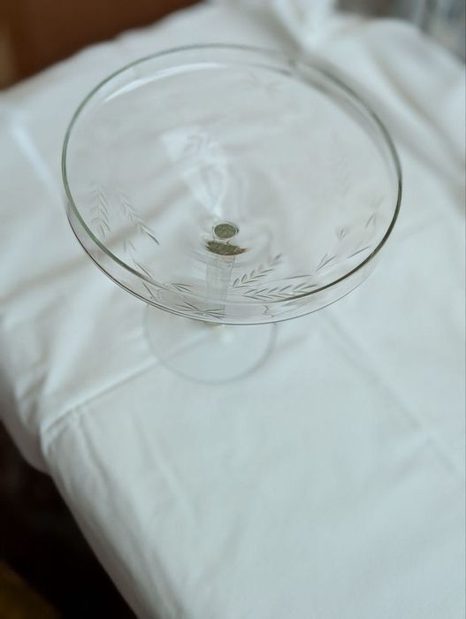 Продам стеклянную вазу на ножке