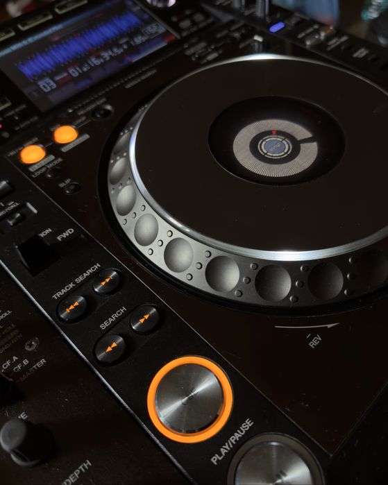 2 x Pioneer CDJ-2000 Nexus + Pioneer DJM-900 Nexus