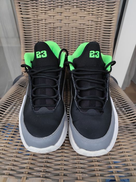 Nike Air Jordan Max Aura 3 GS Black Green Strike mărimea 38 / 24 cm interior