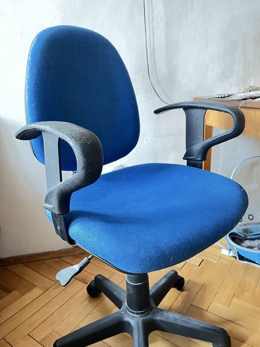 Въртящ се стол син