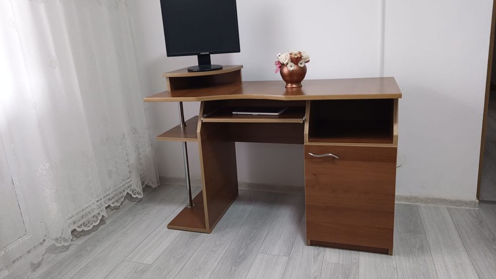 Vând birou modern