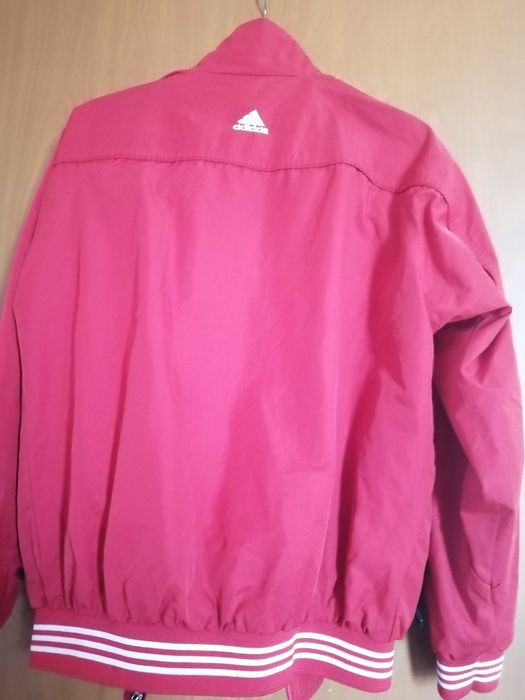 Vând haina sport Adidas