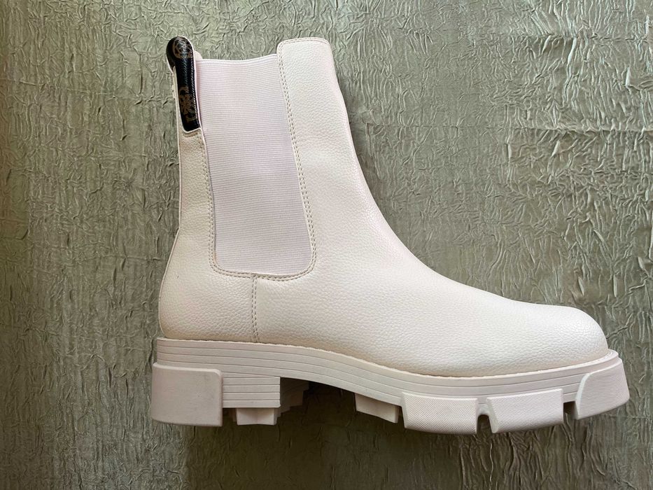 НОВИ дамски боти GUESS