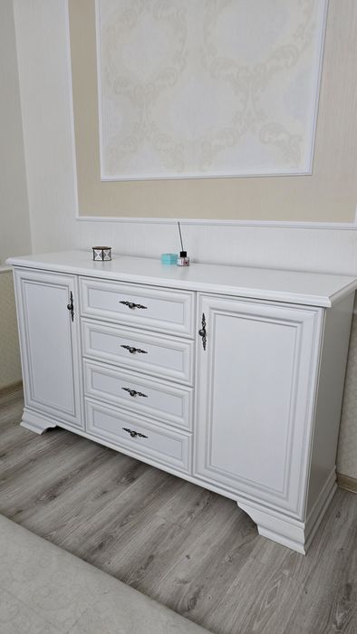 Консоль белого цвета