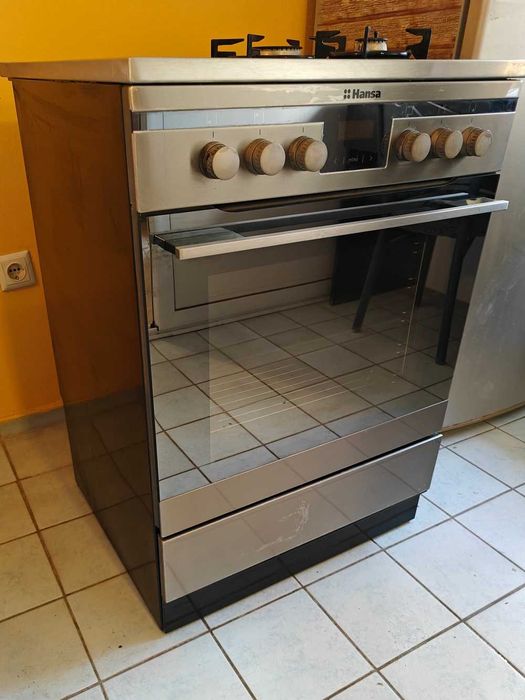 Продавам комбинирана (газ и ток) готварска печка Hansa