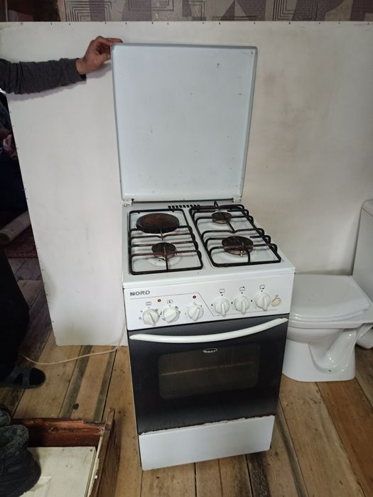 Газовая плита +электрическая духовка и одна комфорка