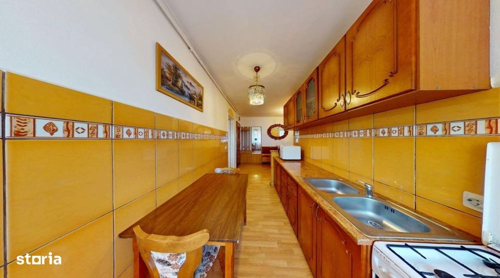 Apartament 3 camere DECOMANDAT cu balcon - zona Profi, V. Aaron