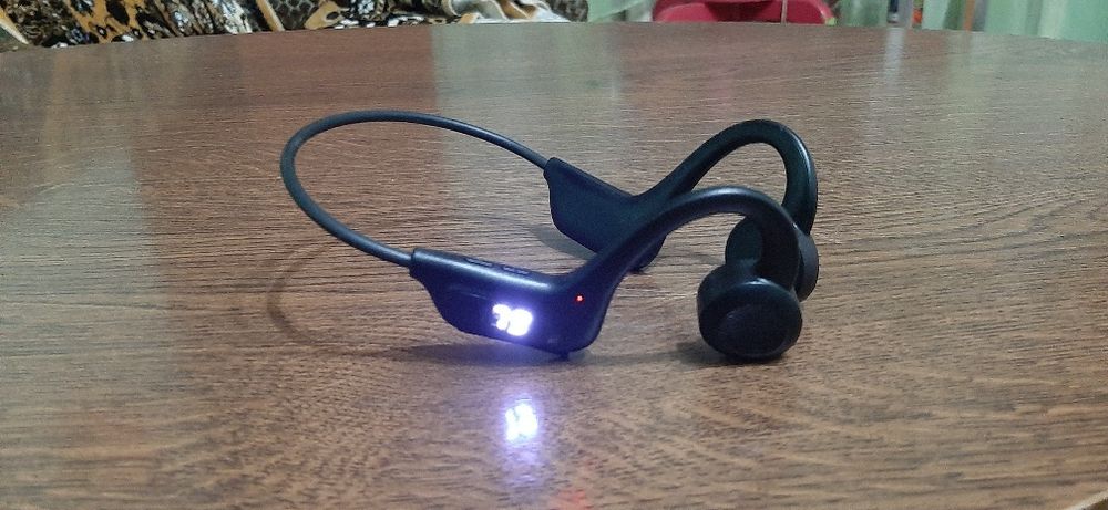 Блютуз наушники с костной проводимостью.