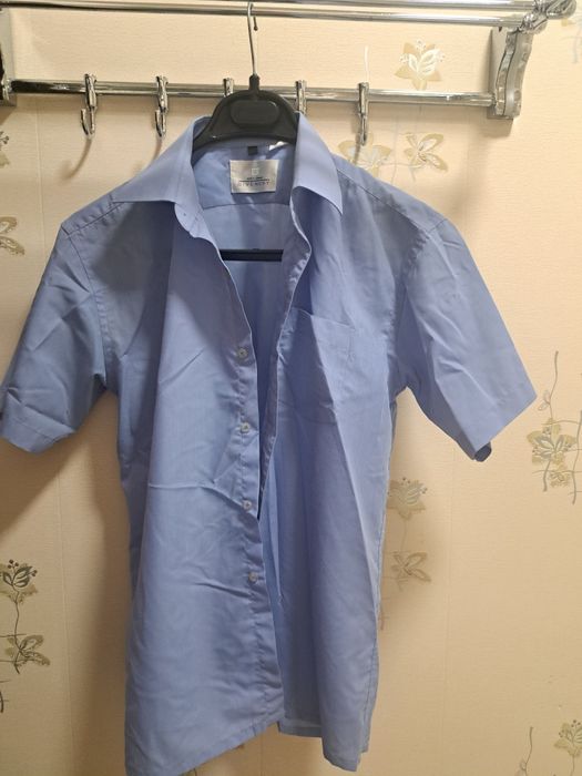 Школьные рубашки синего и белого цвета