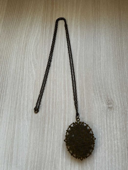 Продавам нов ръчно изработен медальон с дълга верижка
