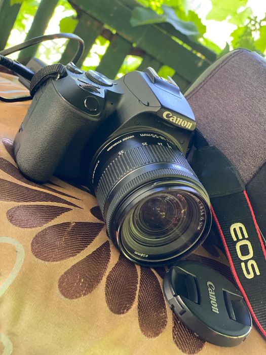 Продавам фотоапарат Canon EOS 250D с оригинален обектив Canon EF-S 18-55mm f/4-5.6 IS STM