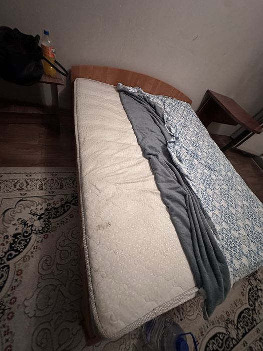 Спальный кровать и два шкафа