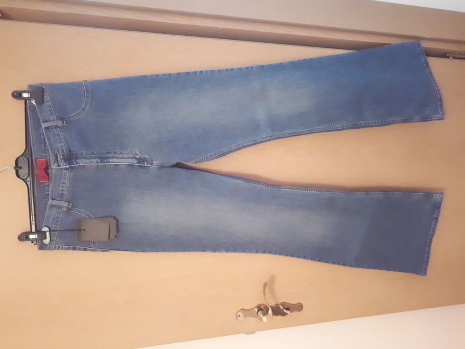 Джинсы  клеш продам