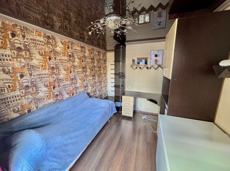 Продаю 4-комнатную квартиру