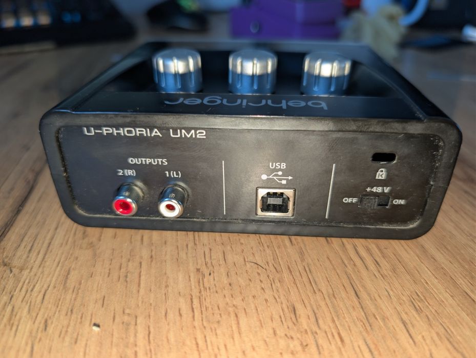 Внешний аудио интерфейс behringer u-phoria UM2