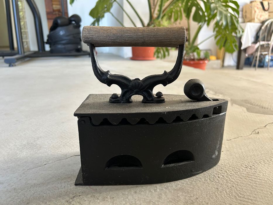 Fier de călcat cu cărbuni vintage