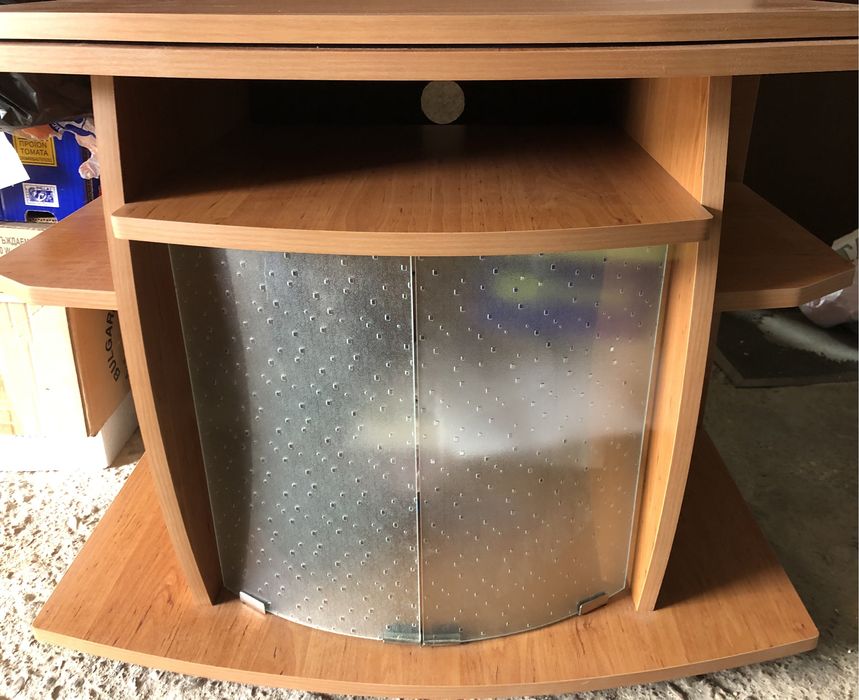 Шкаф за телевизор с въртящ се плот и стъклени вратички