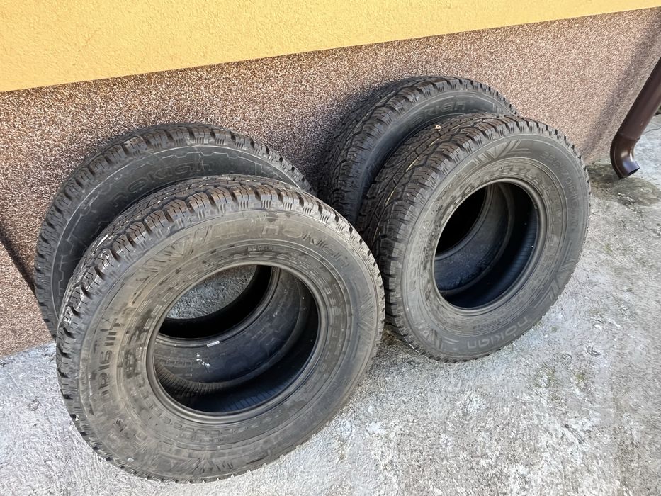 Чисто нови гуми за джип