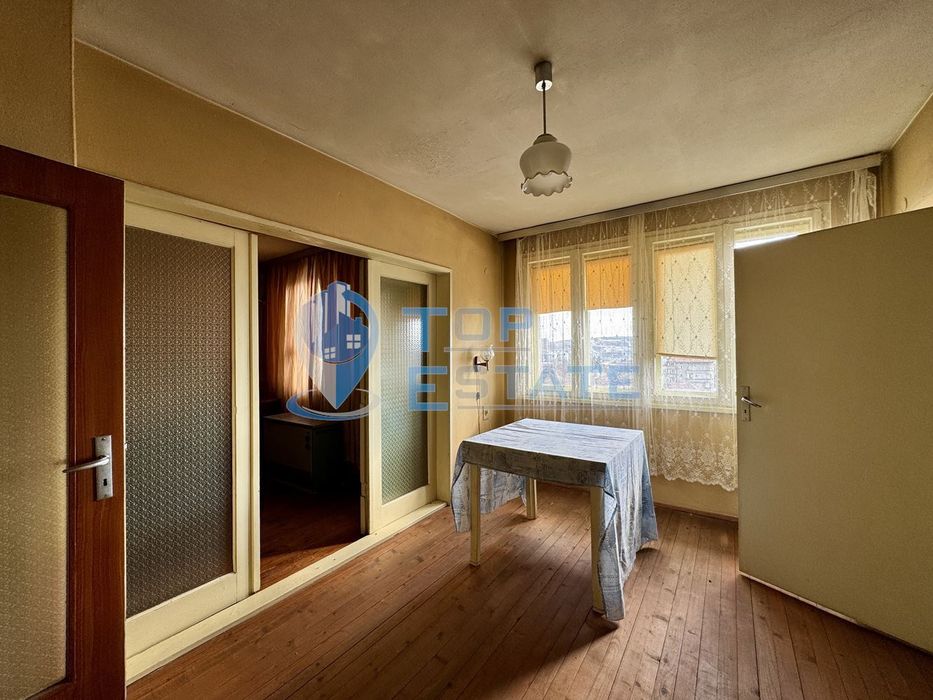 Многостаен тухлен апартамент с гараж в град Полски Тръмбеш, област Ве