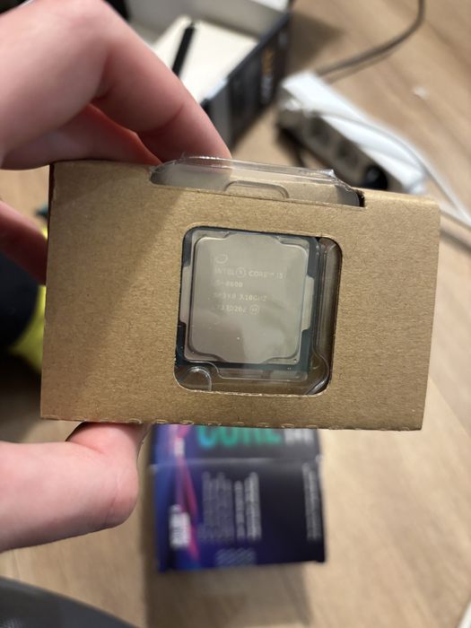 Vand I5-8600 3.1 ghz turbo 4.3,full box procesor si cooler nou