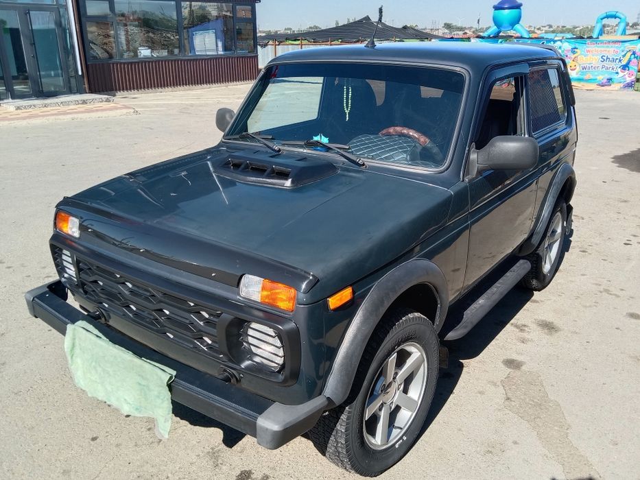 АвтомашинаНива 2121