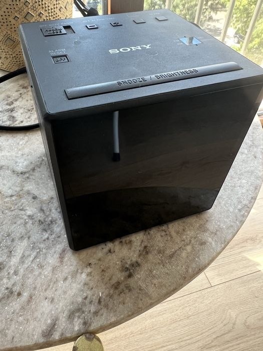 Радио колонка с часовник Sony