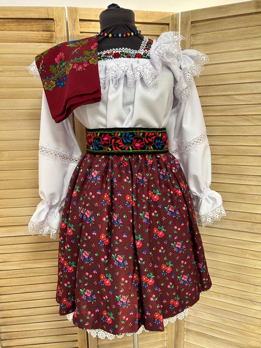Costum popular/traditional pentru femei de Maramures complet, autentic
