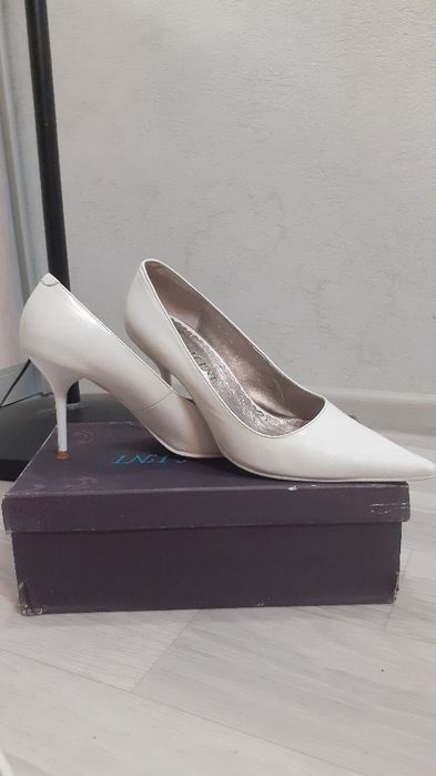 Туфли белые на каблуке