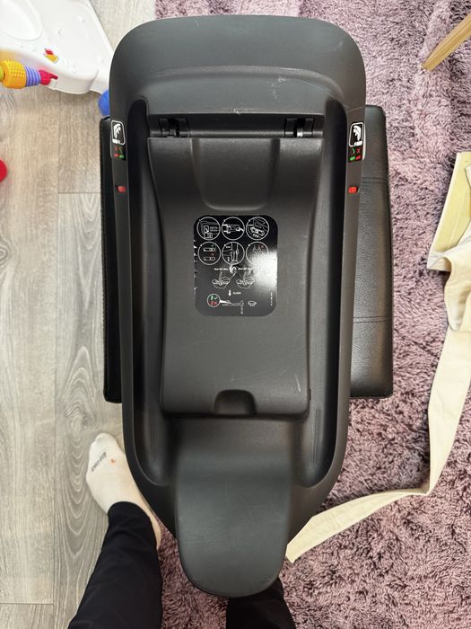 Vând Scoică auto Cybex Aton B2 i-Size + bază ISOFIX Cybex | scor ADAC 1.7 |