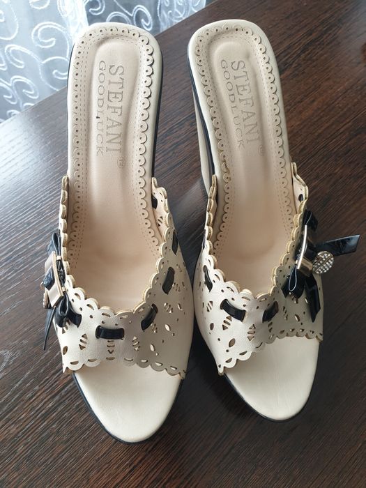 Шлепки на платформе