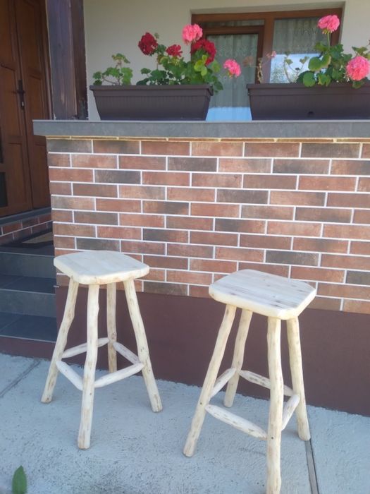 Scaune bar din lemn.